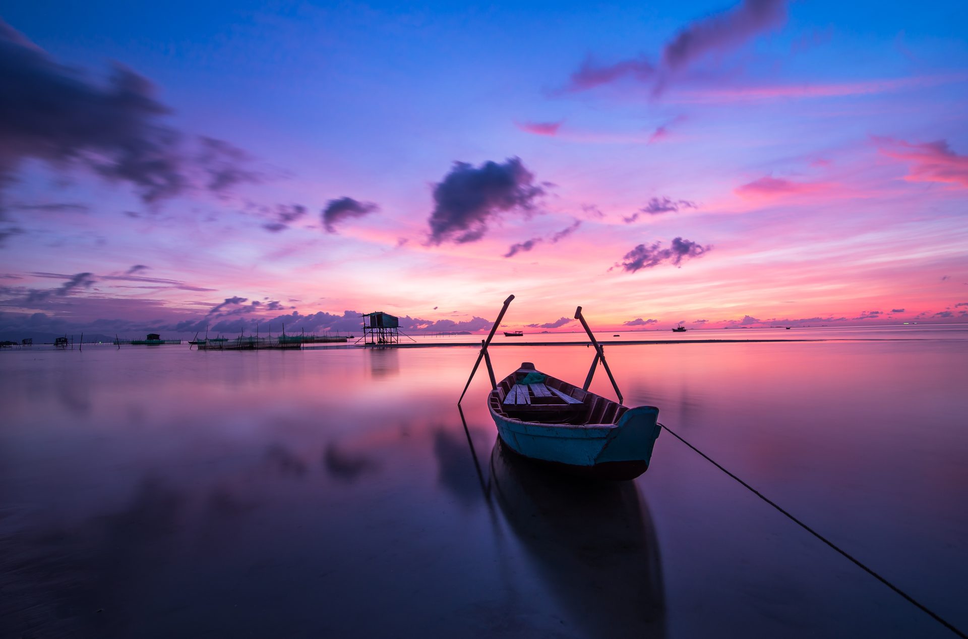 Barca sulla laguna al tramonto